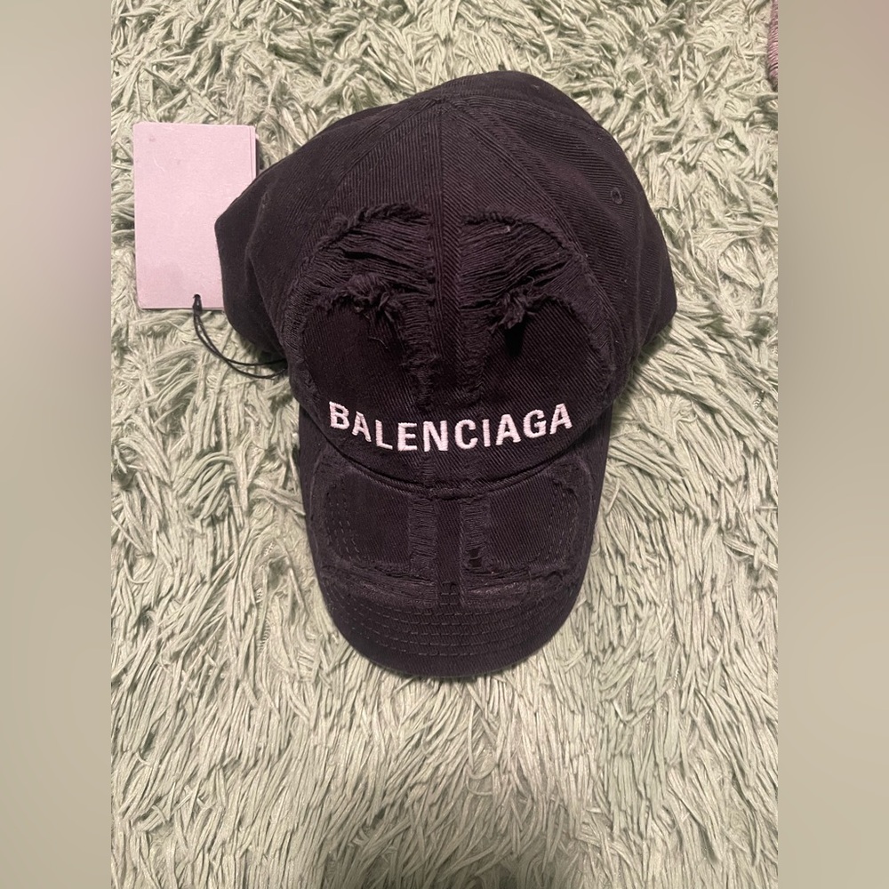 Brand new destroyed Balenciaga hat - Picture 2 of 4